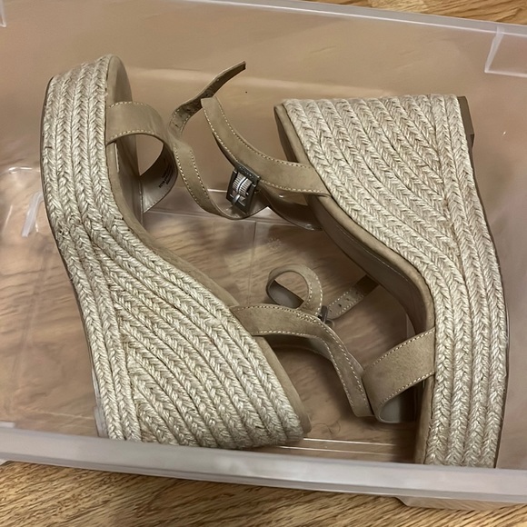 Charles David Wedges 8.5 - Picture 2 of 9